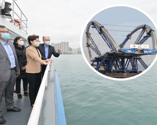 行政長官林鄭月娥與運房局局長陳於將軍澳視察鋼橋組件。林鄭月娥FB
