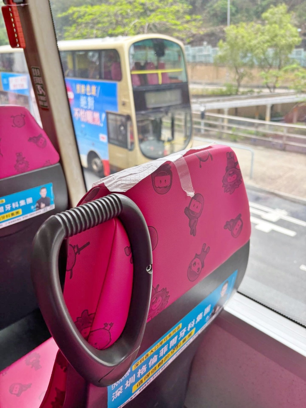 樓主早前在社交平台Threads以「上車見 到你會諗起乜?(膠紙唔會有人隨身帶 住吧)」為題發帖,上載一前一後的巴 士座椅相片。Threads截圖 樓主早前在社交平台Threads以「上車見 到你會諗起乜?(膠紙唔會有人隨身帶 住吧)」為題發帖,上載一前一後的巴 士座椅相片。Threads截圖