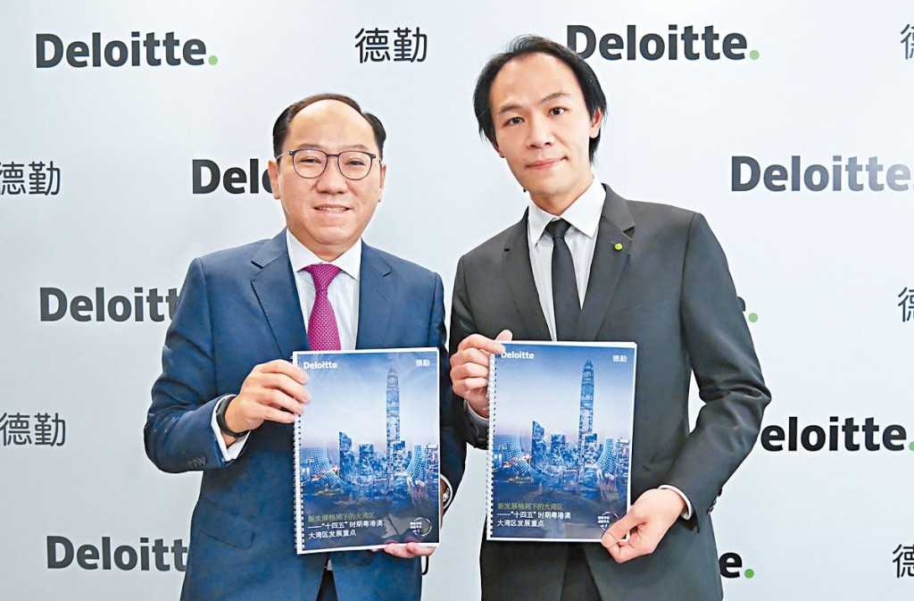 （左起）德勤中国金融服务行业市场发展主管合伙人徐英伟、华南区政府事务组主管合伙人吕志宏。