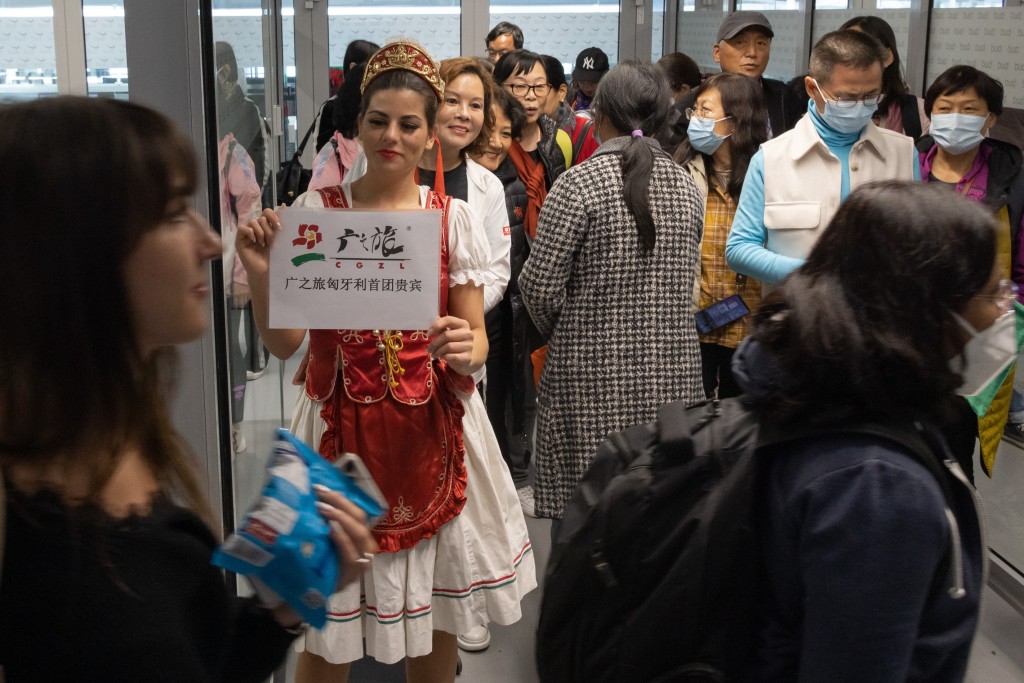 中國旅行團抵達匈牙利受到歡迎。