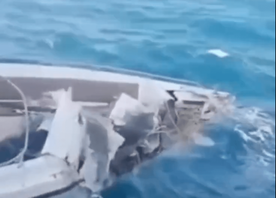 高速快艇的船頭嚴重損毀。 X@PrzemekShura 影片截圖