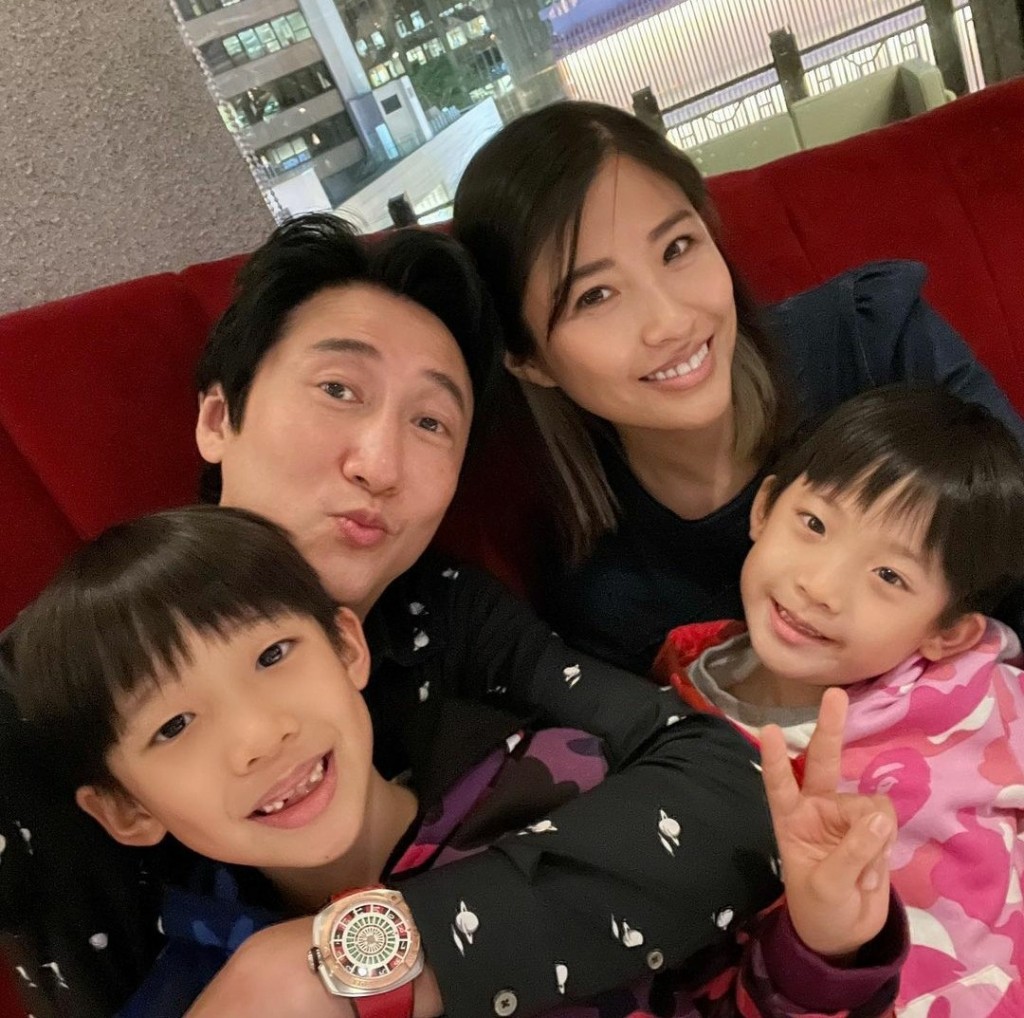 洪天明與周家蔚結婚9周年,一家四口去食西餐慶祝。