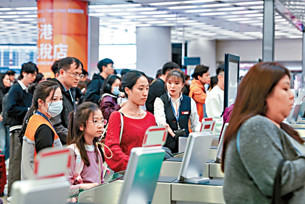 西九龍高鐵站昨人頭湧湧，大批市民提早回鄉過新年。