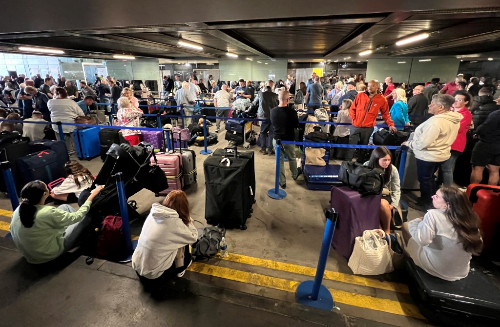 曼徹斯特機場上月23日大停電，導致多班機取消，旅客滯留。路透社