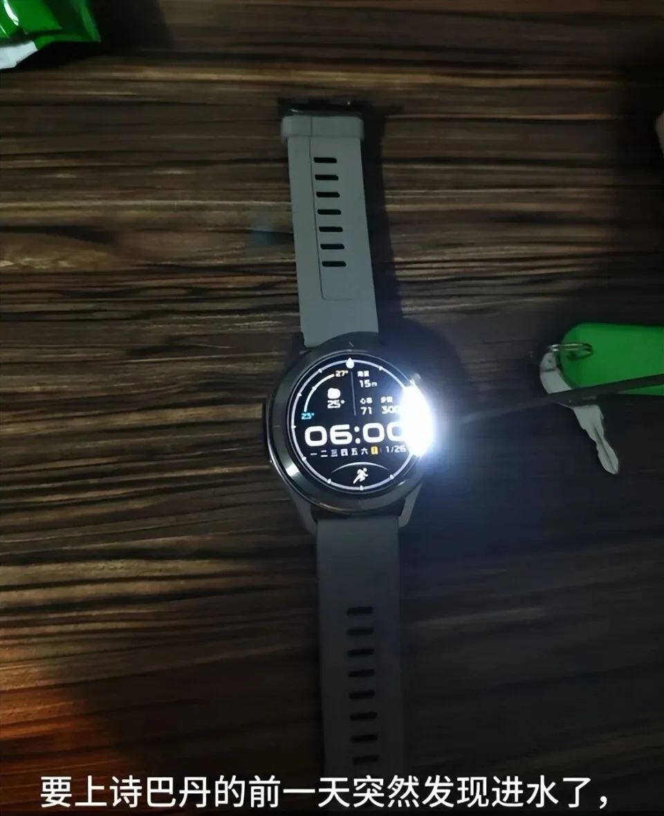 網民發布短片稱小米客服稱潛水錶不建議下水使用。