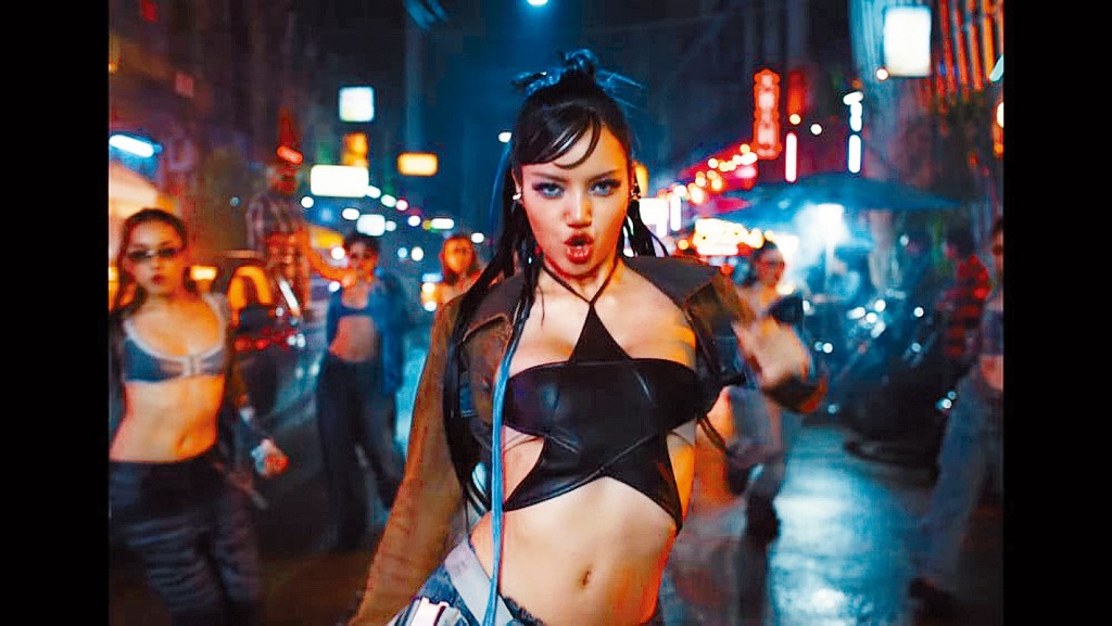 Lisa在新歌MV以壞女孩的形象示人,並大晒舞技。