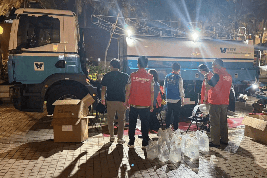 水務署派出緊急應變小隊,為受影響用戶提供臨時食水。FB@滴惜仔 水務署派出緊急應變小隊,為受影響用戶提供臨時食水。FB@滴惜仔