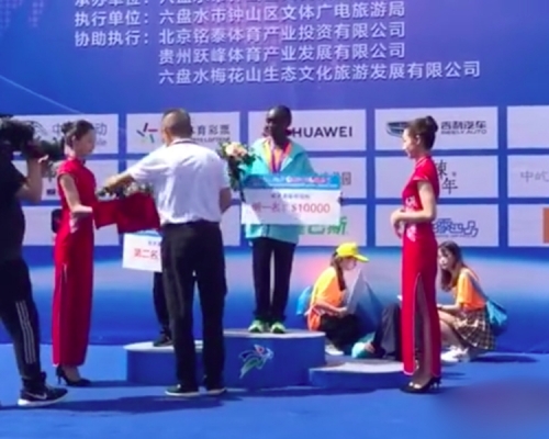 貴州一馬拉松比賽頒獎禮上,季軍選手暈倒在頒獎台上,但頒獎典禮卻照常進行。 網圖