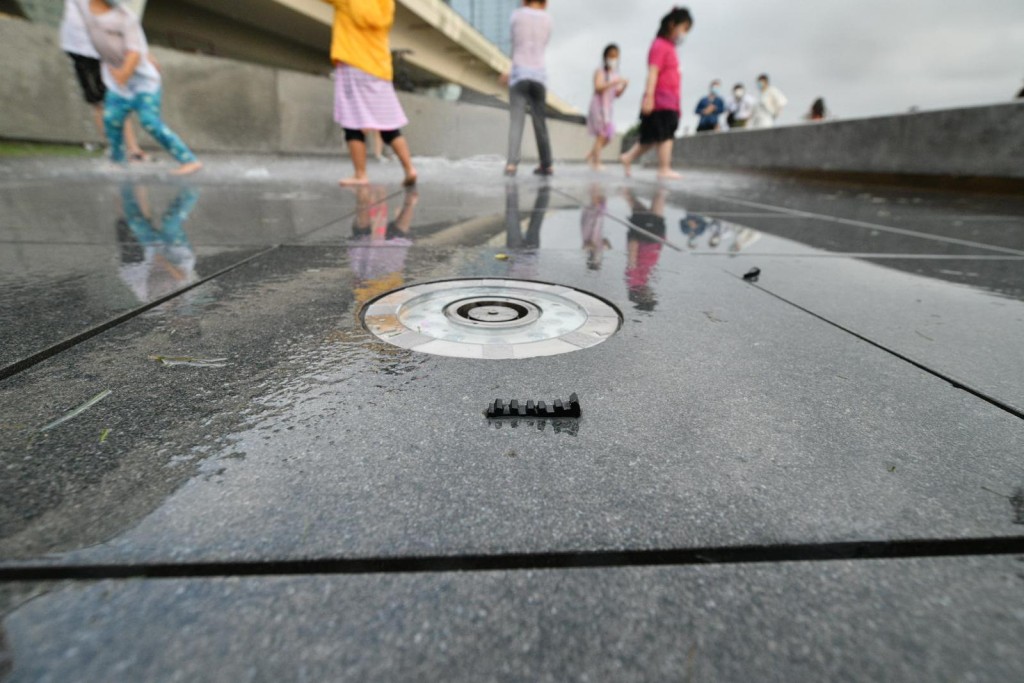 瓷磚變得不平坦。蘇正謙攝