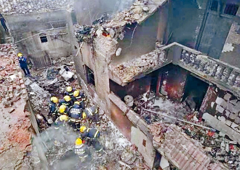 民房損毀嚴重。