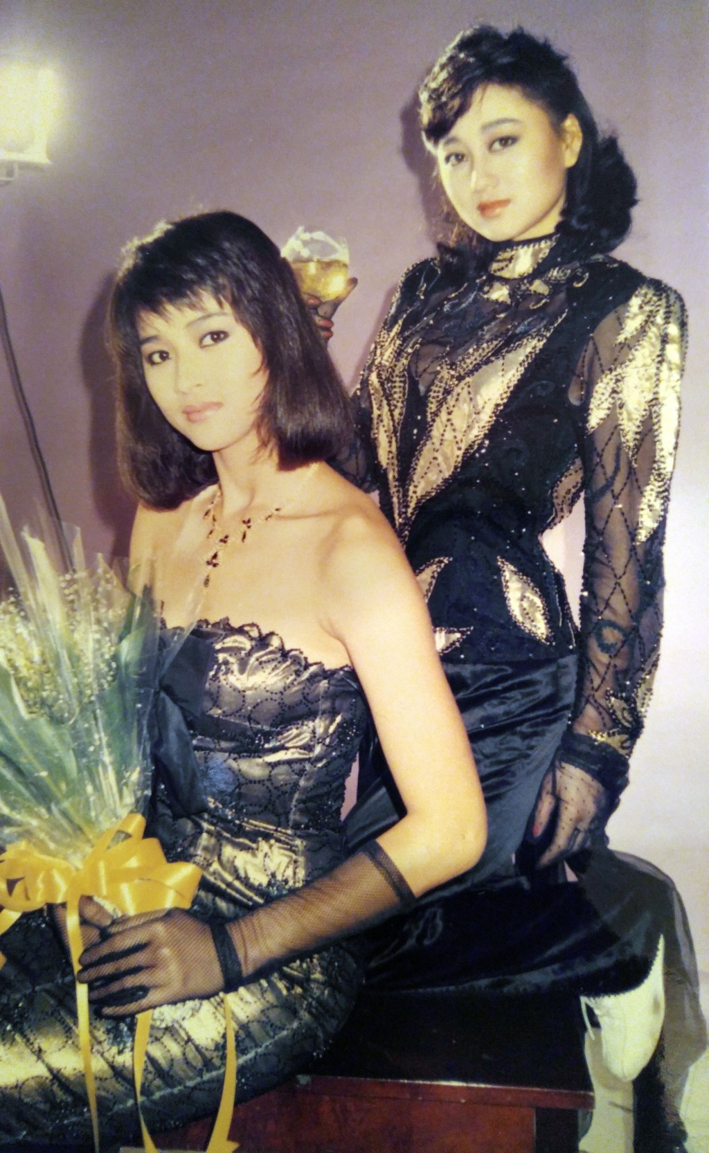 利智与第一届亚姐冠军黎燕珊（左），目前黎燕珊仍活跃于香港电视圈。