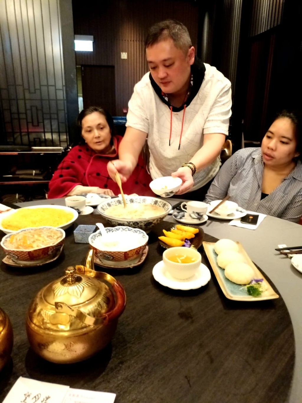 大仔李泳漢對媽媽很好。
