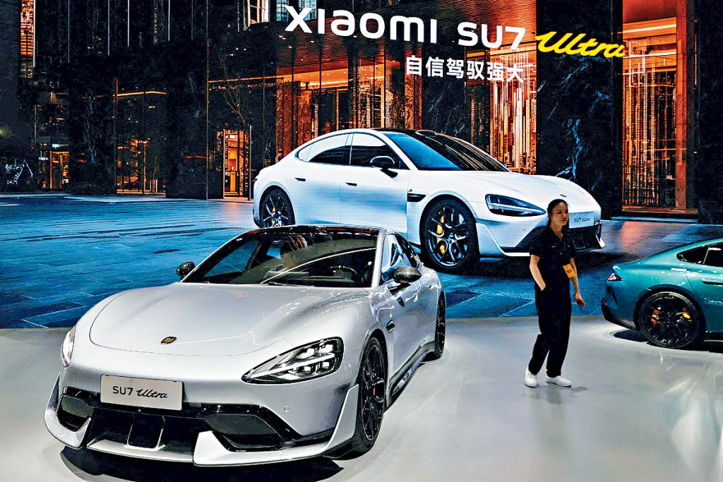 盧偉冰指明年汽車行業挑戰較大，將面對國內汽車購置稅補貼政策減半，以及激烈競爭。