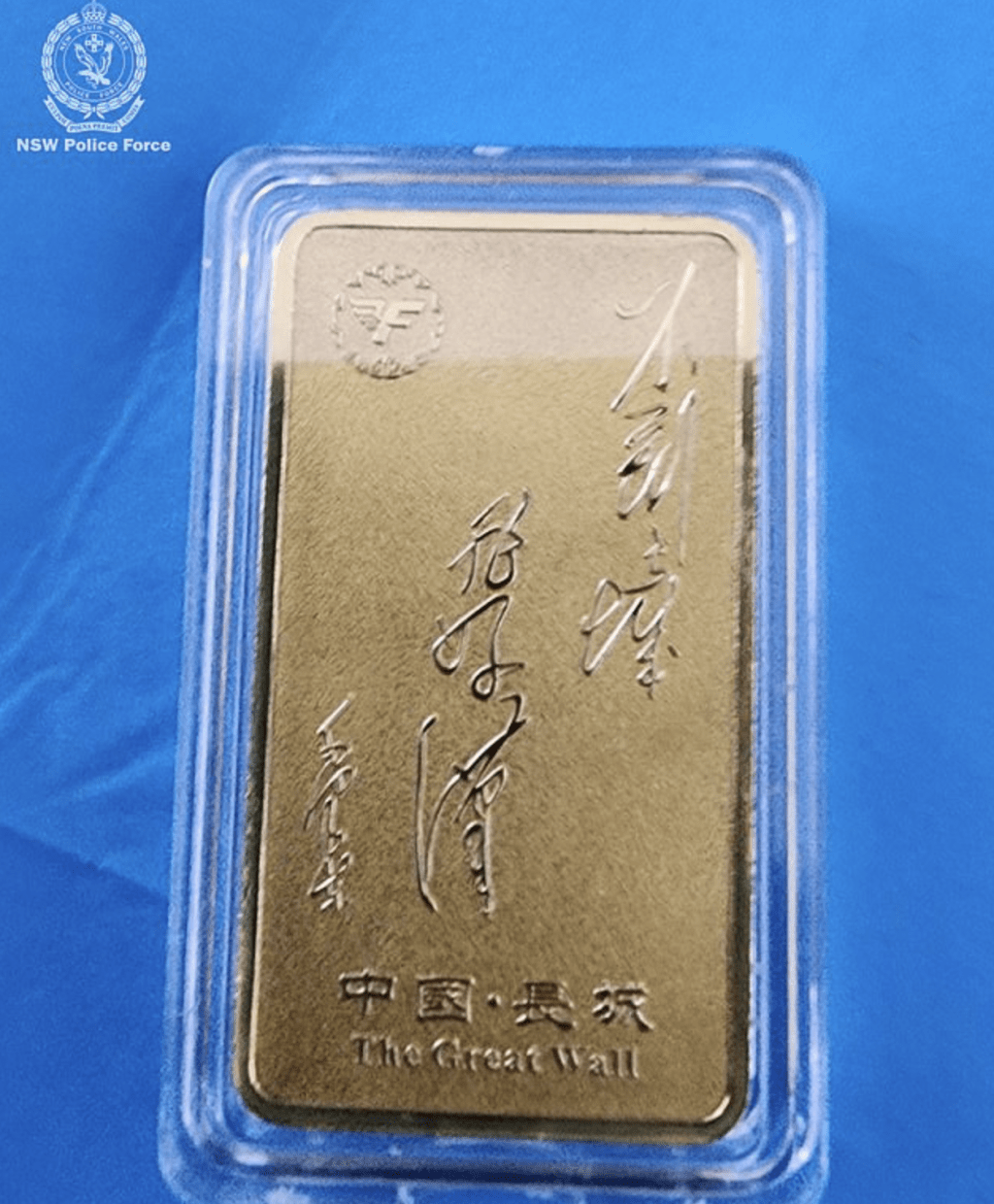 警方于清晨采取拘捕行动,突击母女价值数百万澳元的豪宅,搜出大量财务文件、名牌手袋,以及一条40克金条(值约1万澳元)及价值6,600澳元的赌场筹码。澳洲警方图片 警方于清晨采取拘捕行动,突击母女价值数百万澳元的豪宅,搜出大量财务文件、名牌手袋,以及一条40克金条(值约1万澳元)及价值6,600澳元的赌场筹码。澳洲警方图片