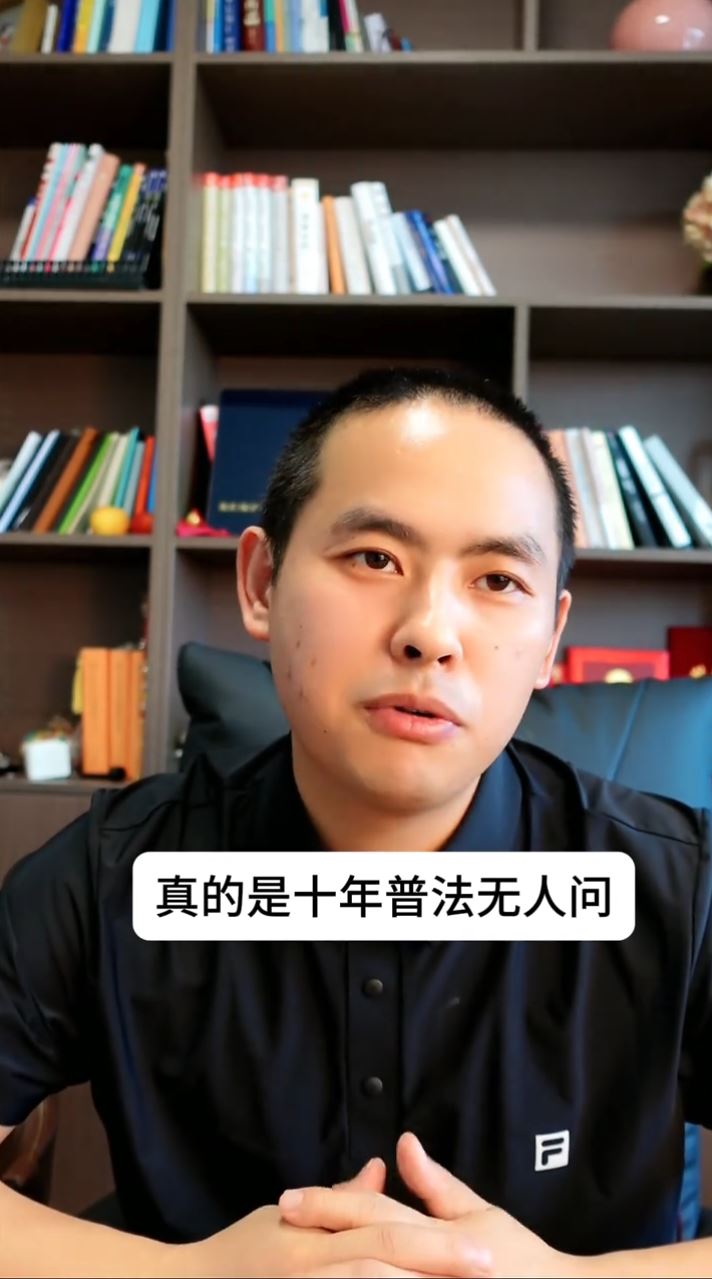 包先生參加水族館的潛水活動時被鯊魚咬至毀容。抖音