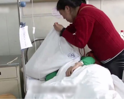 豆豆的眼睛在手術後未能見光，其家人設法為他遮光。 網圖