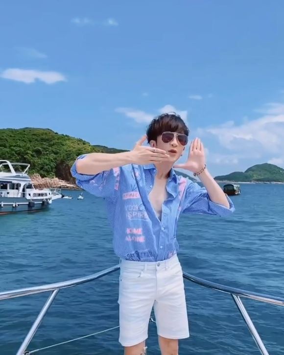 賣力地跳的Anson Lo領口就愈擘愈大，露出白雪雪心口。