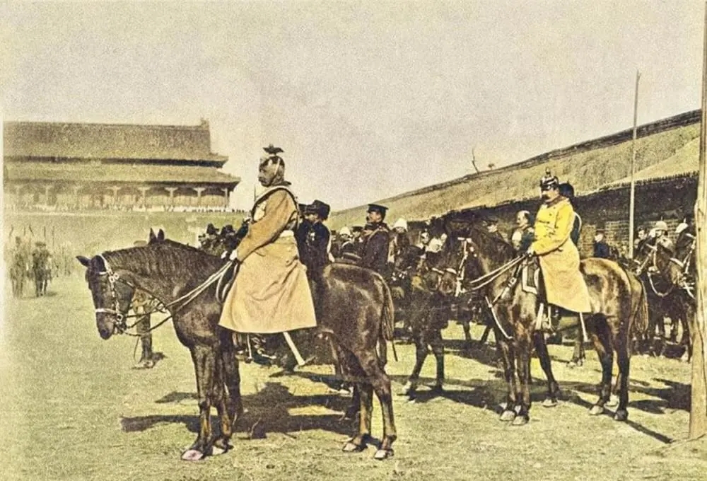 侵華八國聯軍在北京故宮閱兵照片。
