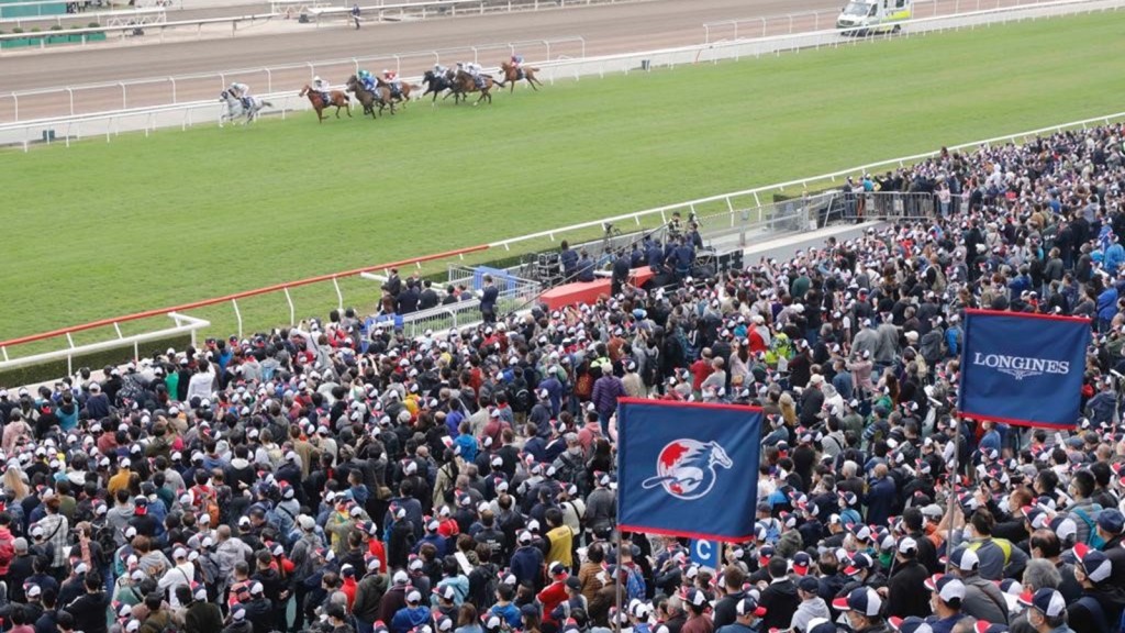 浪琴香港國際賽事在沙田馬場舉行，吸引4.5萬名觀眾入場。
