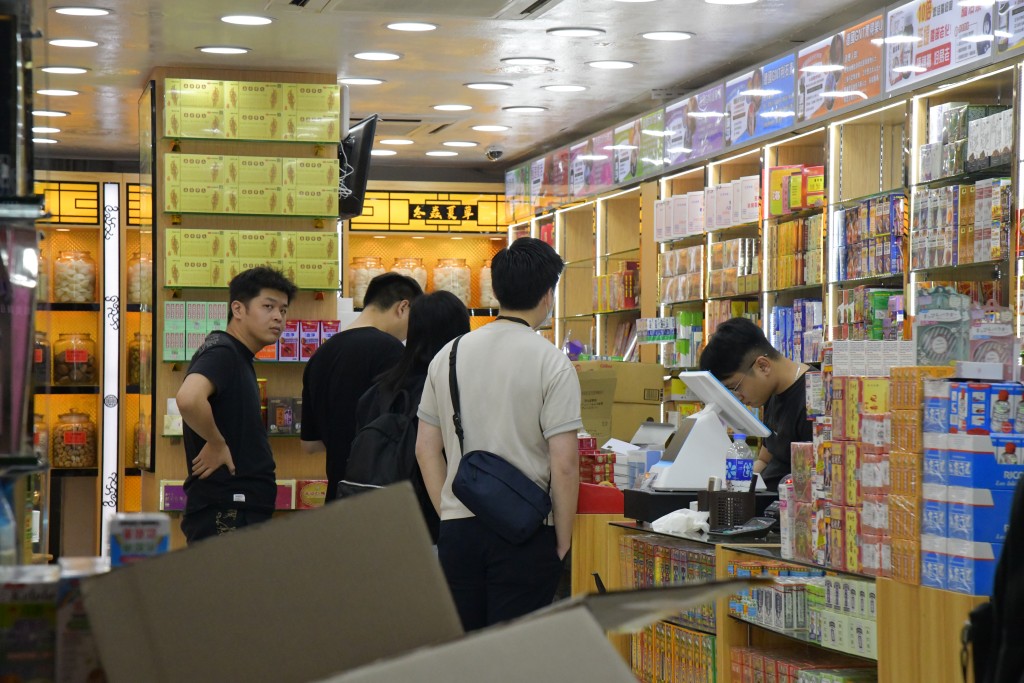 梁熙指有零售店以不良營銷手法「劏客」影響遊客對香港形象。資料圖片