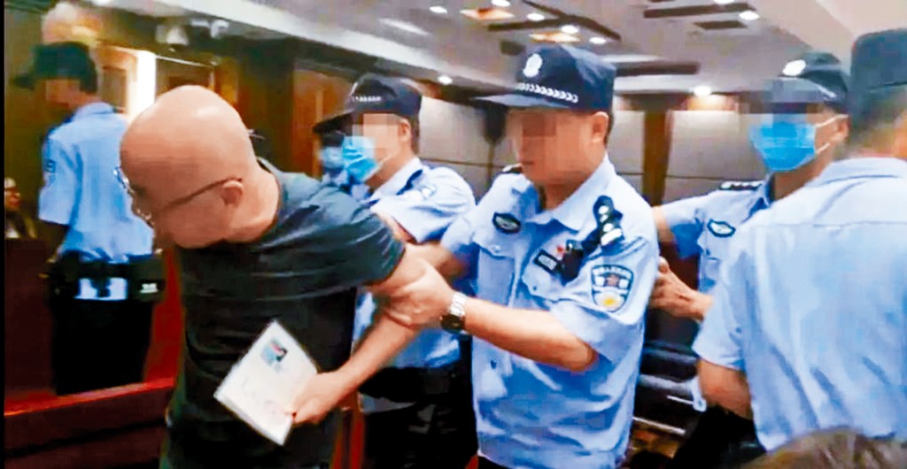 張慶方被海口法院趕出法庭。