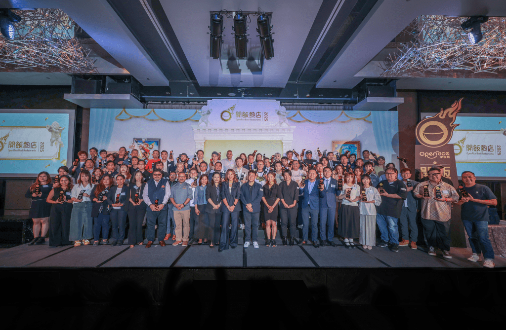 OpenRice頒獎嘉賓與所有得獎餐廳代表於「OpenRice 開飯熱店 2025」頒獎典禮大合照 OpenRice頒獎嘉賓與所有得獎餐廳代表於「OpenRice 開飯熱店 2025」頒獎典禮大合照