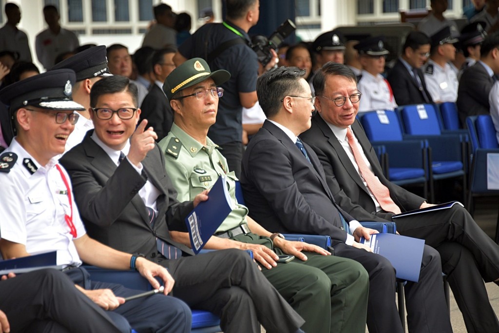 政务司长陈国基（右一）及保安局长郑炳强（右四）出席结业礼。杨伟亨摄