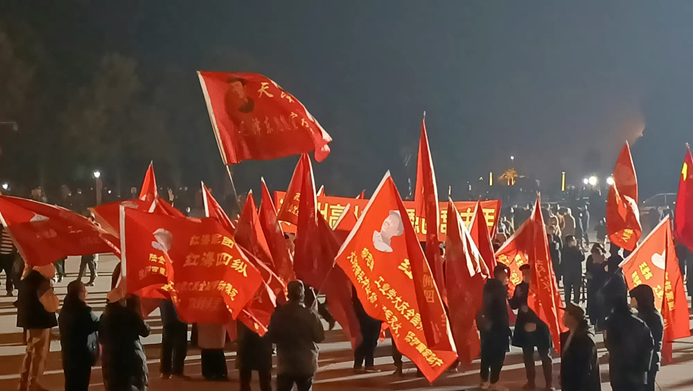 逾万「毛粉」在韶山毛泽东铜像广场上，集体倒数迎毛诞。
