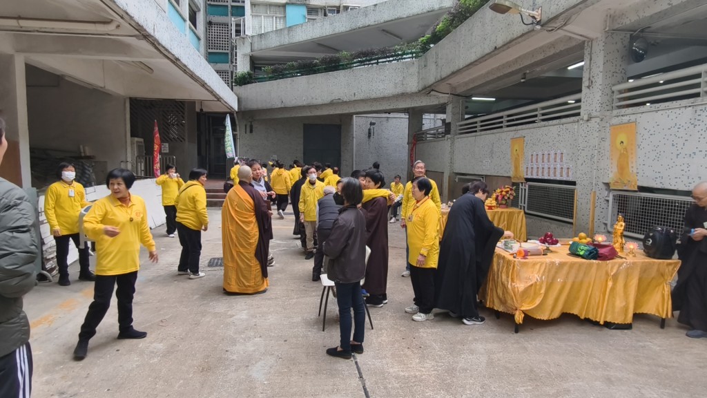 法事于平静楼垃圾房对开空地（即事发地点）举行。徐裕民摄