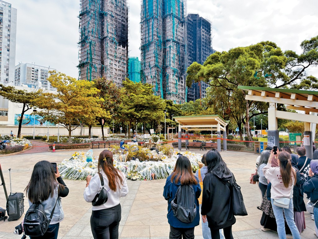 廣福休憩處悼念區關閉，不少熱心市民昨日前往獻花。