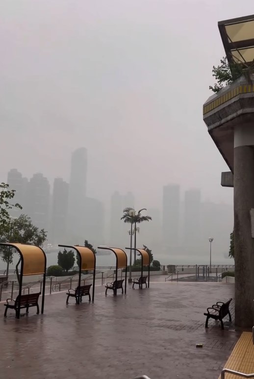 網民:又是黑雨,涼爽,煙雨朦朧看不到海的那頭#香港天氣。資料來源:maymay_xym@Threads 網民:又是黑雨,涼爽,煙雨朦朧看不到海的那頭#香港天氣。資料來源:maymay_xym@Threads