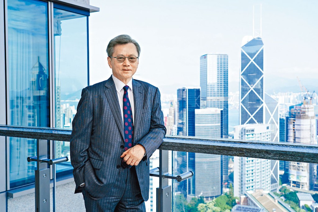 長實趙國雄認為本港樓市問題並非來自「辣招」，背景為波老道21號第1座1801室外望的景觀。