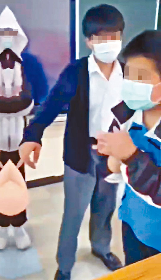 男生做出雙手合十手勢。