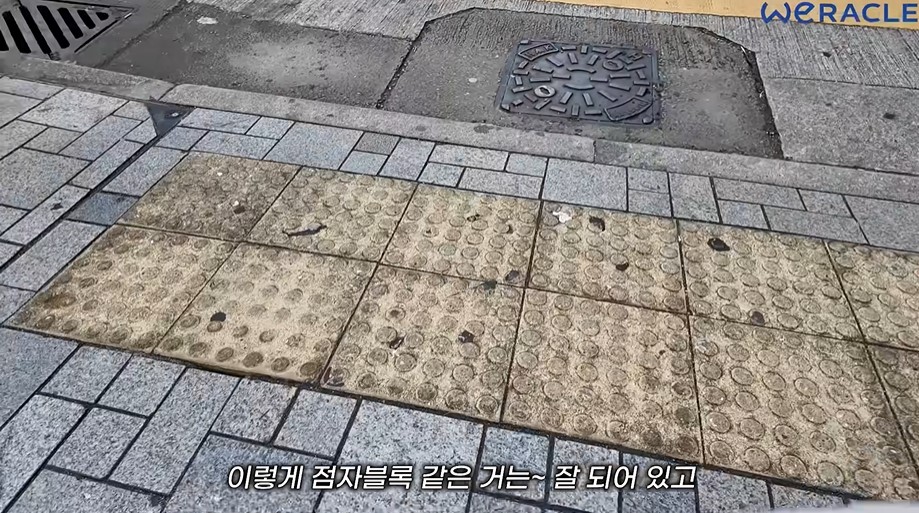 交通灯前设有触觉引路提醒视障人士 交通灯前设有触觉引路提醒视障人士