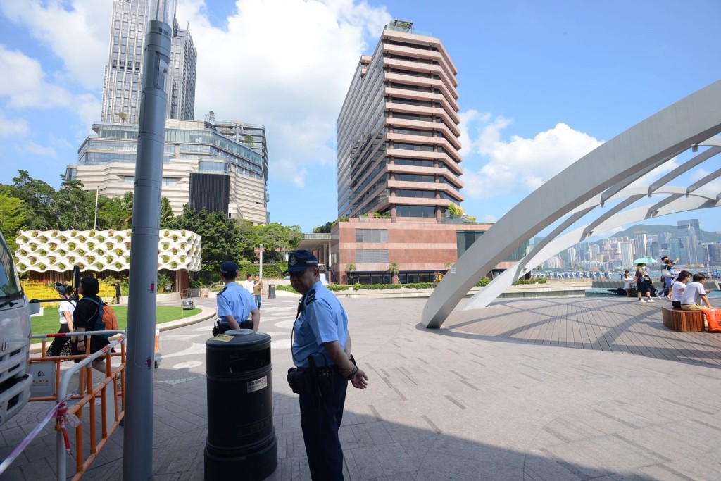 警員在酒店附近駐守