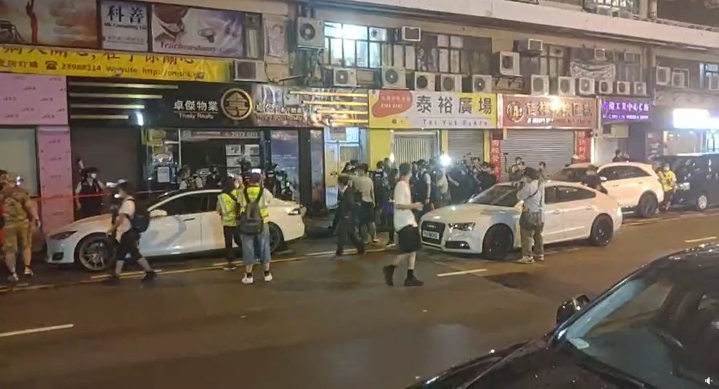 警員截查市民。 梁國雄 FB 影片截圖
