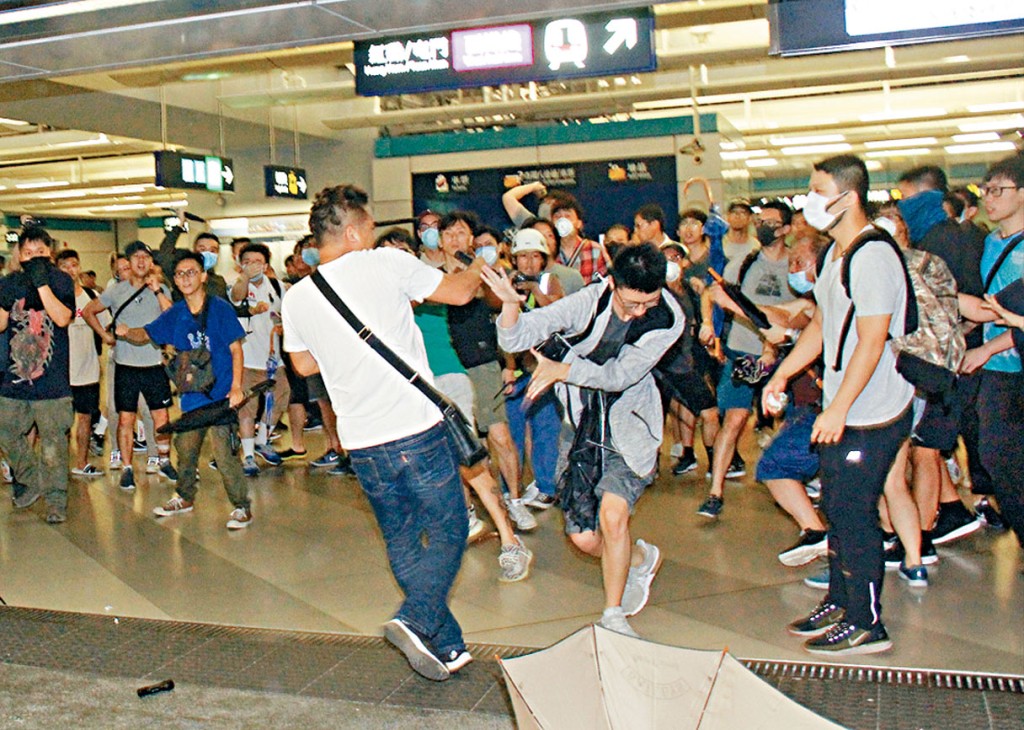 當晚元朗西鐵站「黑衣人」亦有擊襲「白衣人」。
