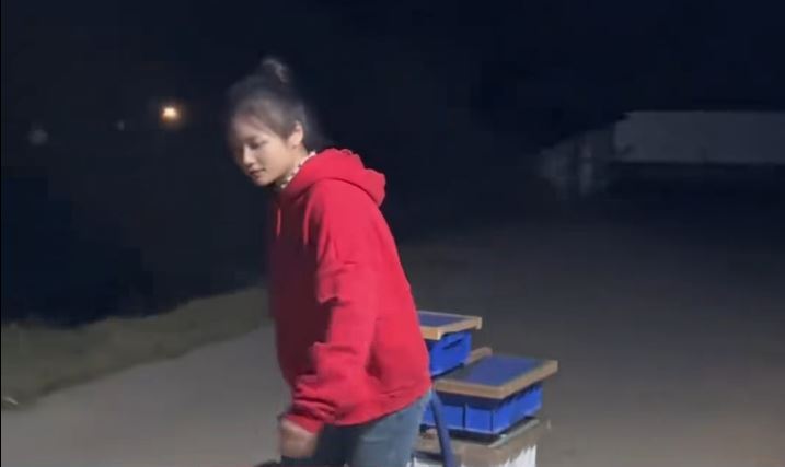 桂林女蛇王自小與蛇為伴，現在養6萬毒蛇，年入百萬元。抖音