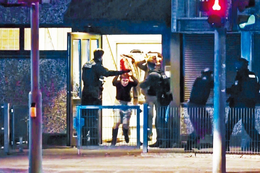 漢堡市警察周四晚抵達發生槍擊的教堂後,疏散現場人員。