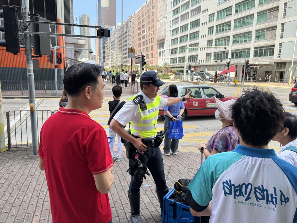 警方於西九龍多個交通意外多發地點進行宣傳教育，向市民派發單張及紀念品，主動向市民講解道路安全要點。