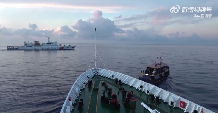 从中国海警公布的影片可见，菲律宾的船只以极近距离通过中方船只。