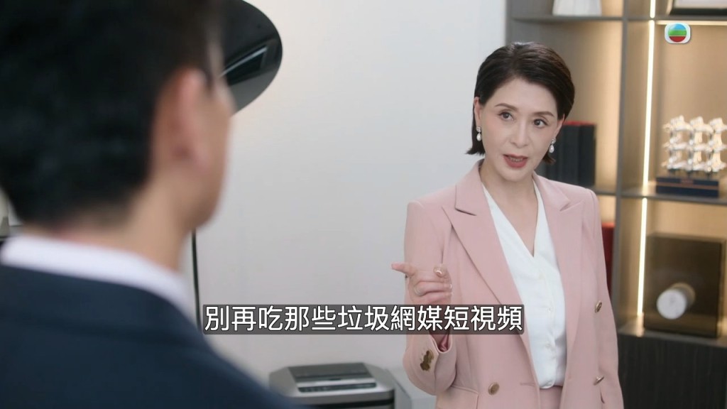 夏文汐舉手投足充滿震懾力。