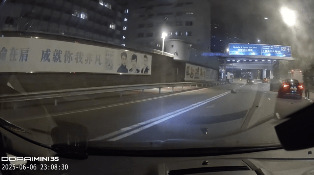 其後的士和Tesla前後停在左二線和左三線,Tesla兩邊車門打開,至少有兩人下車。 其後的士和Tesla前後停在左二線和左三線,Tesla兩邊車門打開,至少有兩人下車。