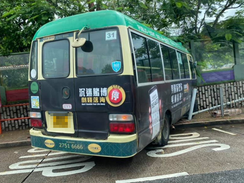 小巴撞毀欄杆，衝上行人路。fb「西貢人日報」群組圖片