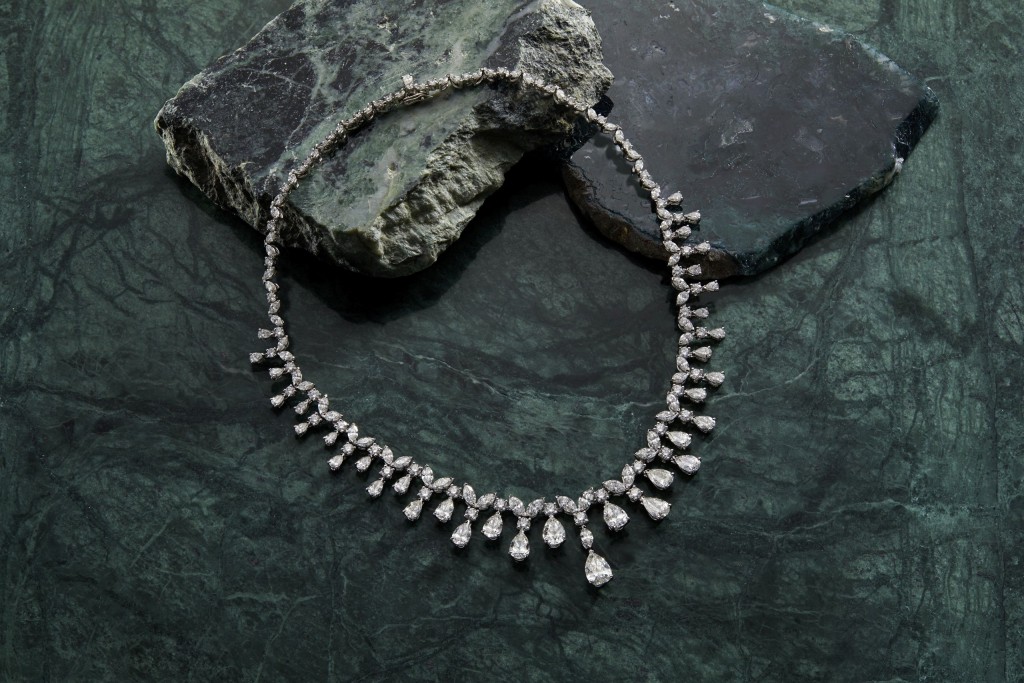 另一款Assana 18K白金鑽石項鏈 ，鑽石共重37.47卡，中央主石重 2.25卡，價值$3,850,000。