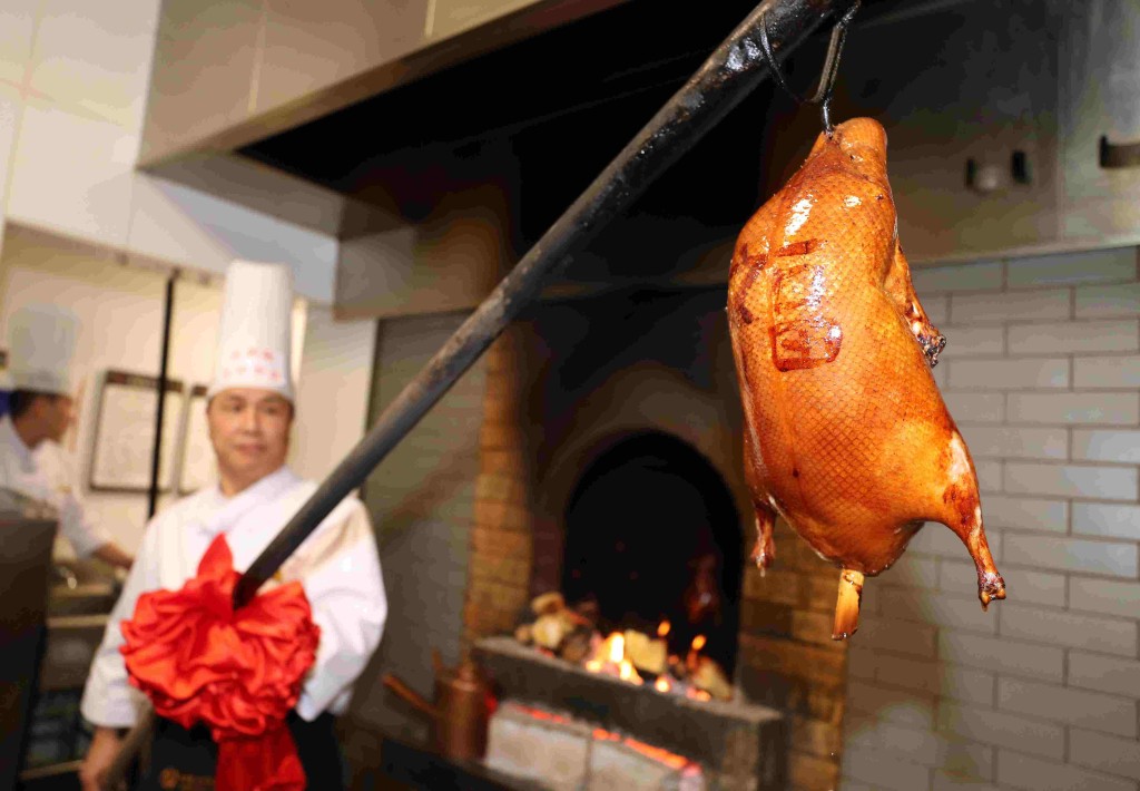 北京烤鸭是当地一道全鸭料理。