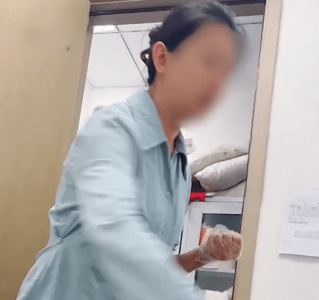 吳女士提供的影片可見王經理戴著塑膠手套。紅星新聞 吳女士提供的影片可見王經理戴著塑膠手套。紅星新聞