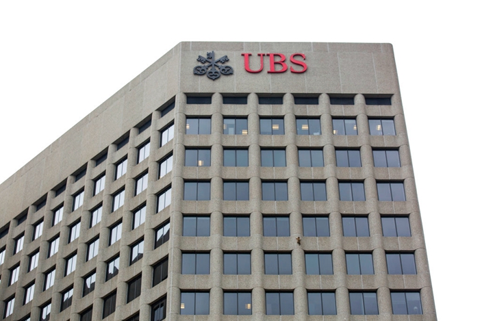 小浣熊爬上瑞士银行大楼（UBS Tower）。