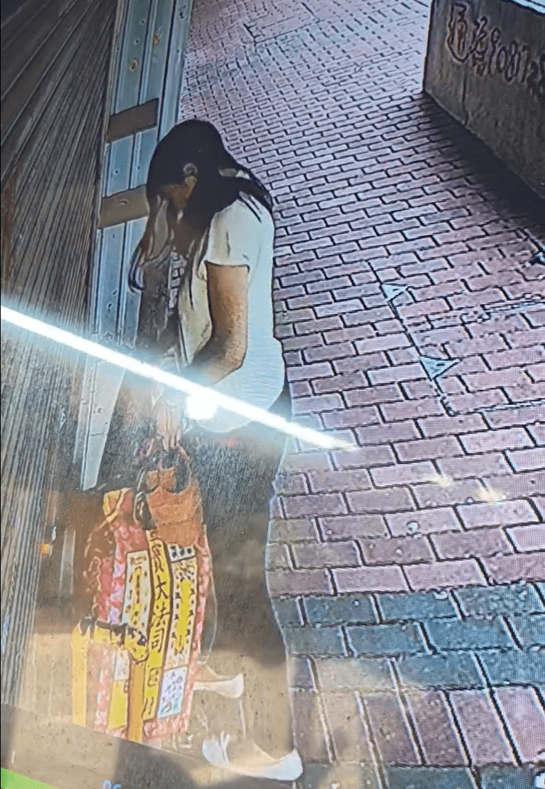 女子偷紙紮過程。fb： Cary Chan