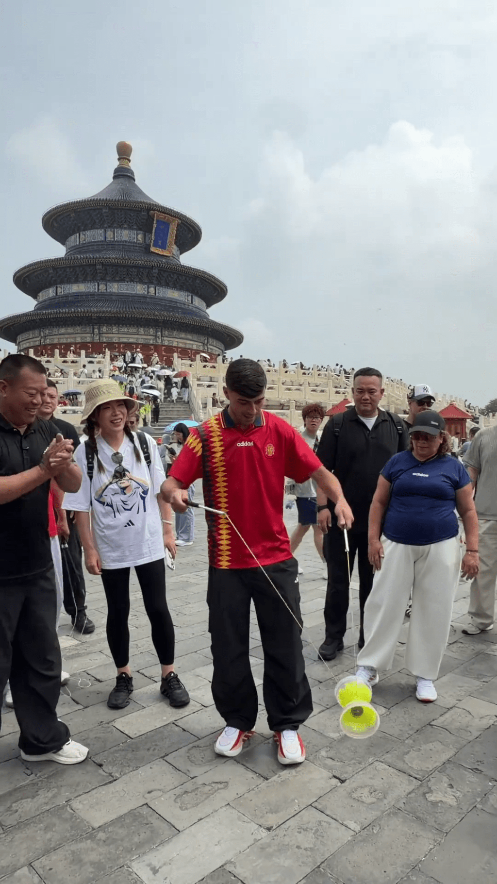 柏迪遊天壇長城體驗抖空竹。 抖音 柏迪遊天壇長城體驗抖空竹。 抖音